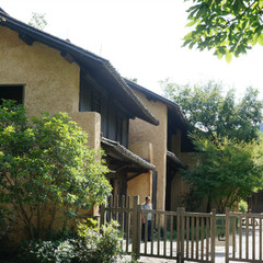 Murs de terre et vieille ruelle à l’ancien village de Fayun