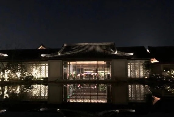 Une salle de restaurant avec vue sur le lac au West Lake State Guesthouse