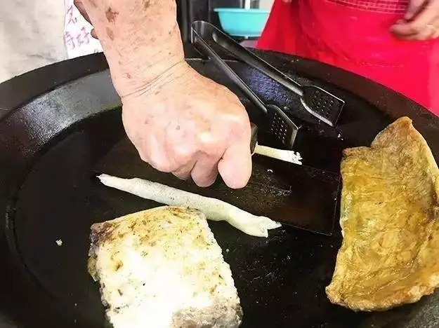 Ein Frühlingszwiebelfladen auf einer Grillplatte