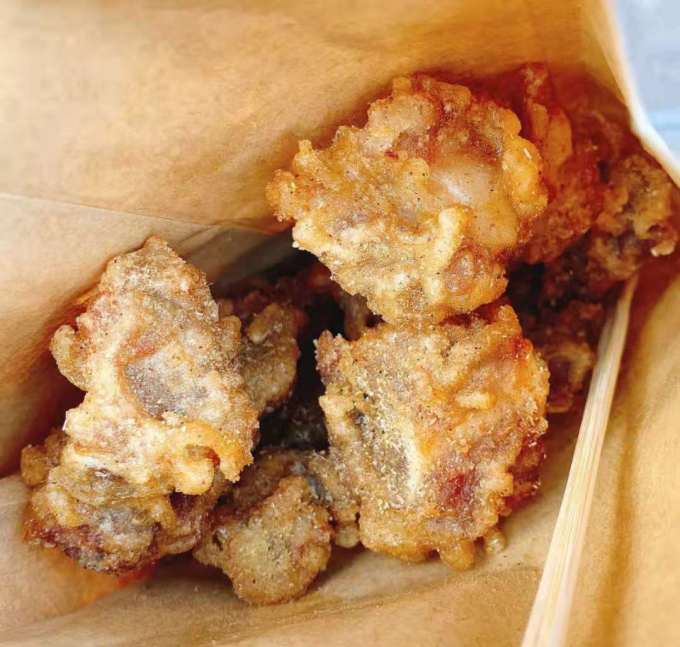 Frittierte Hähnchenstücke mit Gewürz