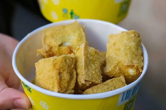 Frittierter Stinky Tofu mit süßer Bohnensauce