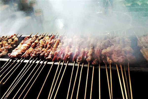 Über Holzkohle gegrillte Lammspieße in Hangzhou