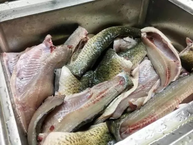 Knusprig frittierter Fisch mit Schmor sauce überzogen
