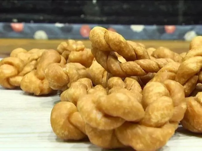 Handgedrehtes frittiertes Mahua in einer Papiertüte