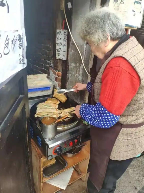 Ein um frittierten Teig gefalteter Frühlingszwiebelfladen