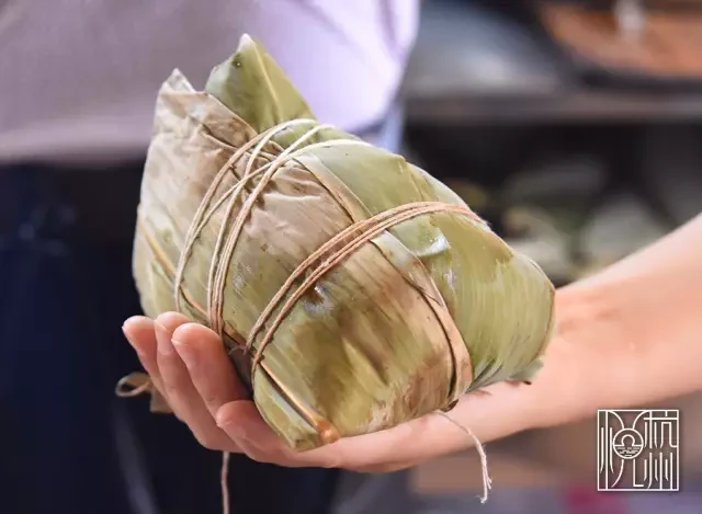 Ein in Blätter gewickeltes Fleisch-Zongzi