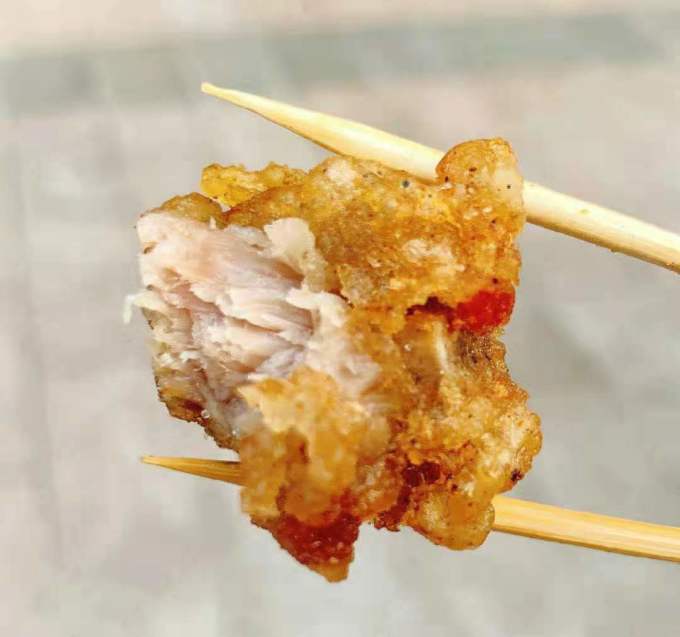 Frittierte Schweinerippchen in einer Papiertüte