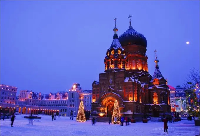 Sankt-Sophia-Kathedrale mit grünen Zwiebeltürmen in Harbin