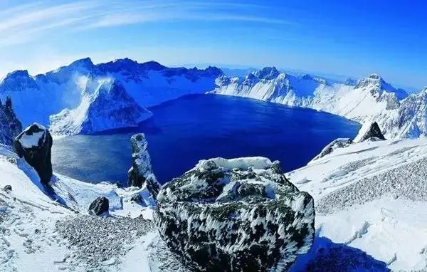 Paisaje de montaña cubierta de nieve en invierno