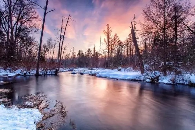 Bruma que asciende de un río no congelado en invierno