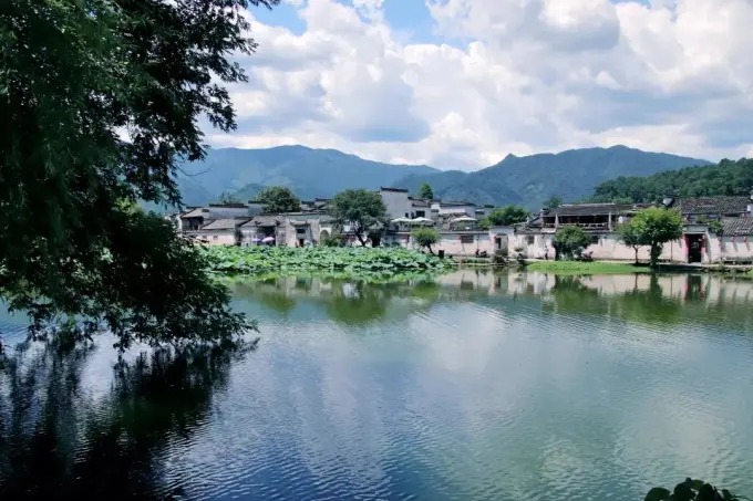 Bâtiments traditionnels et eau dans le village de Hongcun, en Anhui