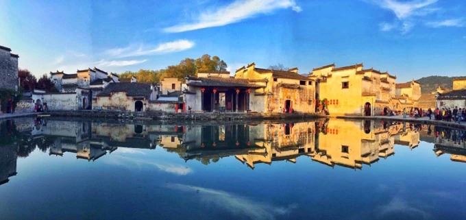 Der Mondteich, gerahmt von Huizhou-Häusern in Hongcun