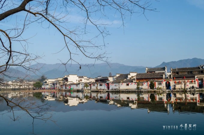 Der Südliche See von Hongcun mit Bogenbrücke und weiß getünchten Huizhou-Häusern