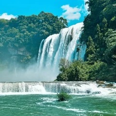 Huangguoshu-Wasserfall und umgebendes Grün