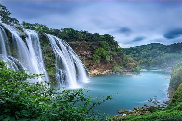 Der Huangguoshu-Wasserfall aus der Ferne in Guizhou