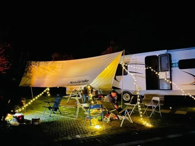 Offene Rasenfläche und Zelte auf einem Campingplatz im Bezirk Huangshan