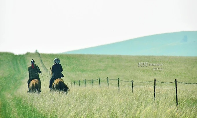 Équitation dans la prairie de Hulunbuir
