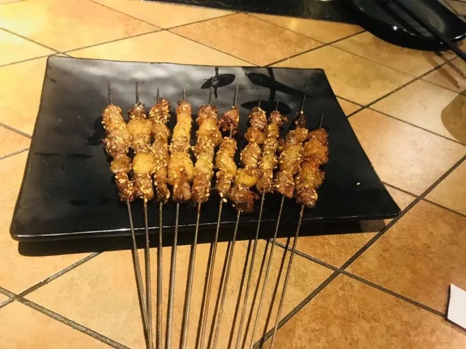 후룬베이얼 바비큐 테이블의 꼬치 구이와 맥주