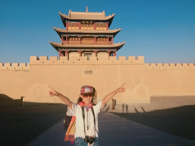 Spätes Nachmittagslicht auf den Mauern und Türmen der Festung Jiayuguan