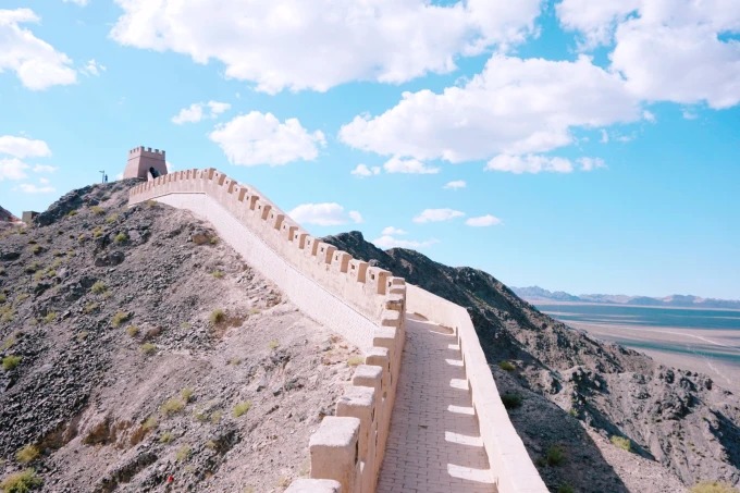 The steep ascent of the Overhanging Great Wall