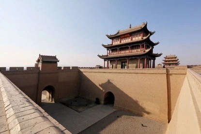 Die Festungsanlagen von Jiayuguan in der Wüstenlandschaft des Hexi-Korridors