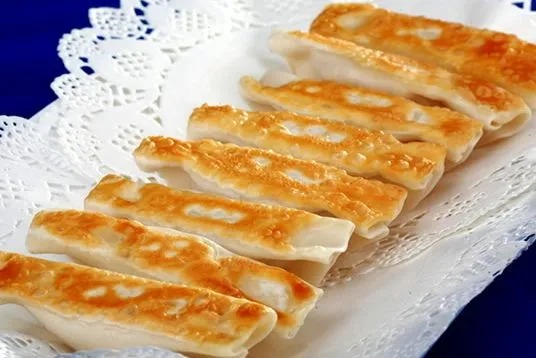 Empanadillas guotie fritas en sartén con los extremos abiertos