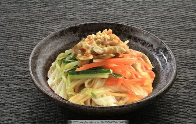 Fideos fríos con pasta de sésamo y verduras en juliana