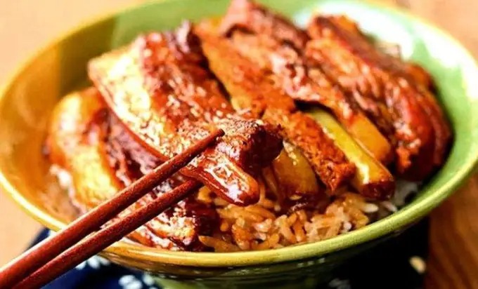Cerdo estofado con arroz y salsa