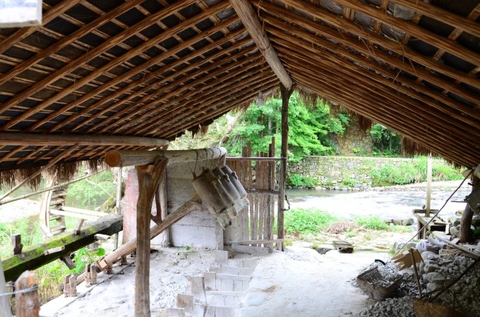 Water-powered porcelain-processing equipment at Raonan