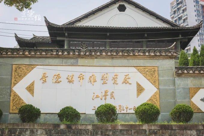 Keramikstände auf einem Markt in Jingdezhen