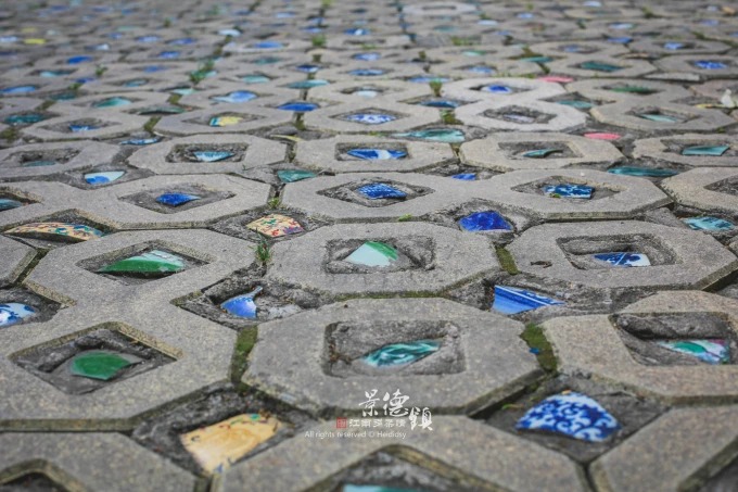 Una estela de porcelana azul y blanca en un corredor cubierto