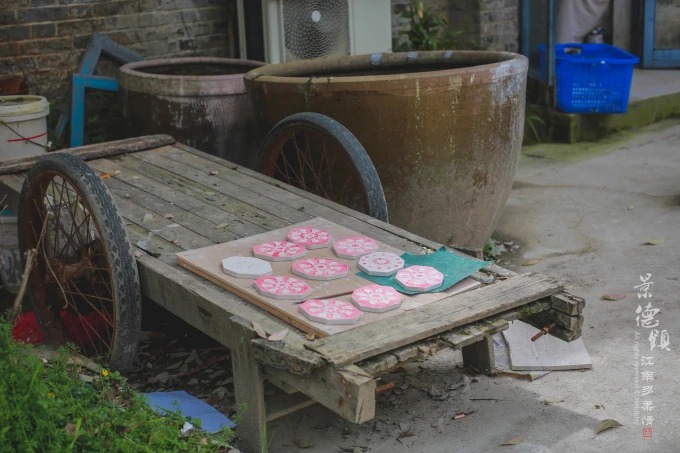Detalles cerámicos en el mobiliario urbano de Jingdezhen
