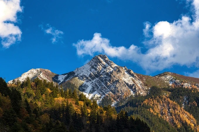See und Berglandschaft in großer Höhe im Zechawa-Tal
