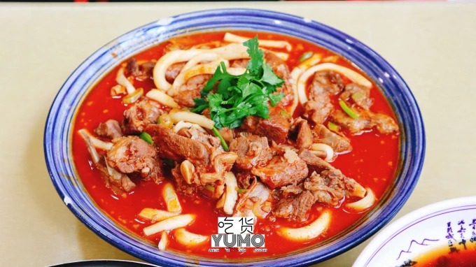 Stir-fried lamb pieces in a savoury sauce