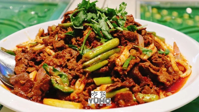 Stir-fried veal slices with onion and potato noodles