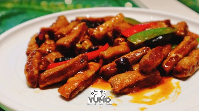 Sour-spicy jiasa, egg-wrapped minced beef in sauce