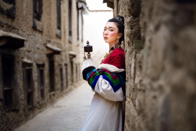 Reiseporträt-Szene in Lhasa mit tibetisch inspiriertem Styling