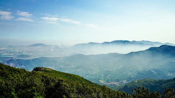 Felsige Hänge und Grün am Huaguoshan in Lianyungang