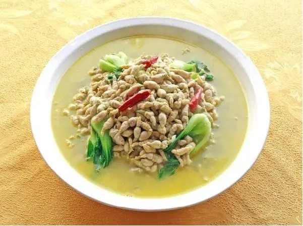 Un plato de doudan de Guanyun elaborado con larvas de esfinge de la soja