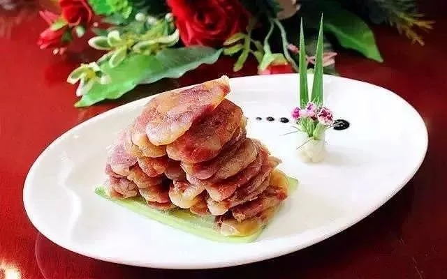 Salchicha de Banpu cortada en lonchas y colocada en un plato