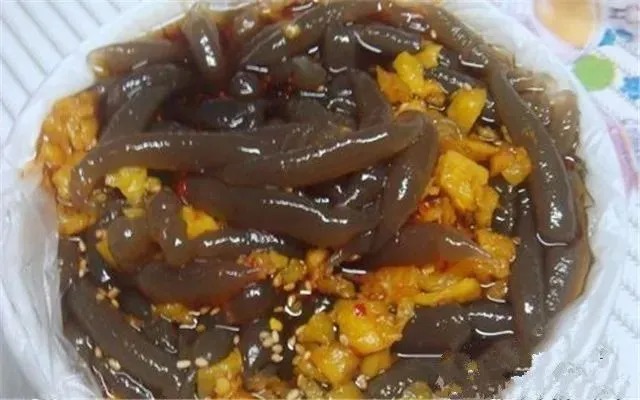 Un cuenco del aperitivo de almidón de boniato conocido localmente como pez bebé