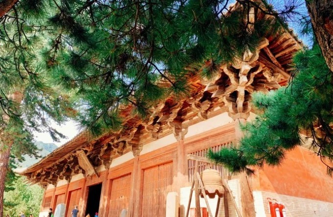 Main hall of Foguang Temple on its raised platform
