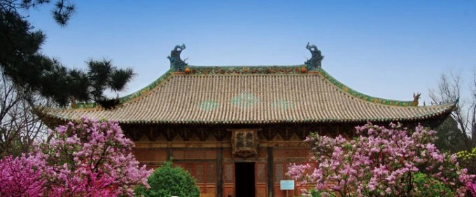 Yongle Palace courtyard with crape myrtle in flower