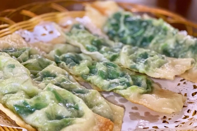 Rollos de tofu rellenos de rábano y cebollino en un local de Lianyungang
