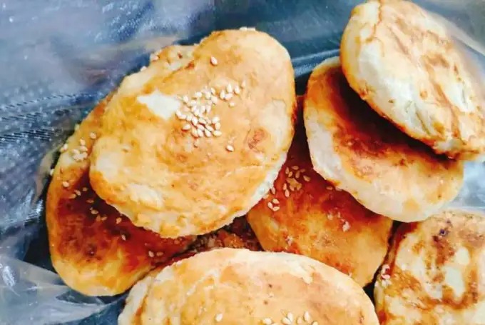 Kleine Sesamkuchen in Krabbenschalenform