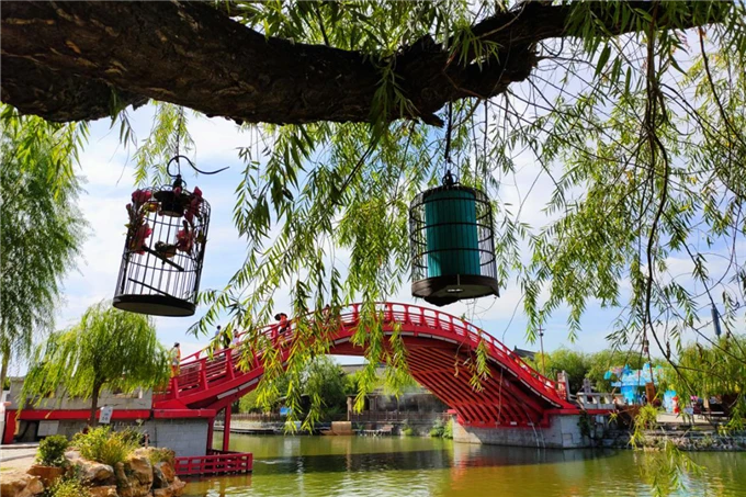 Regenbogenbrücke im Qingming-Flussufergarten in Kaifeng