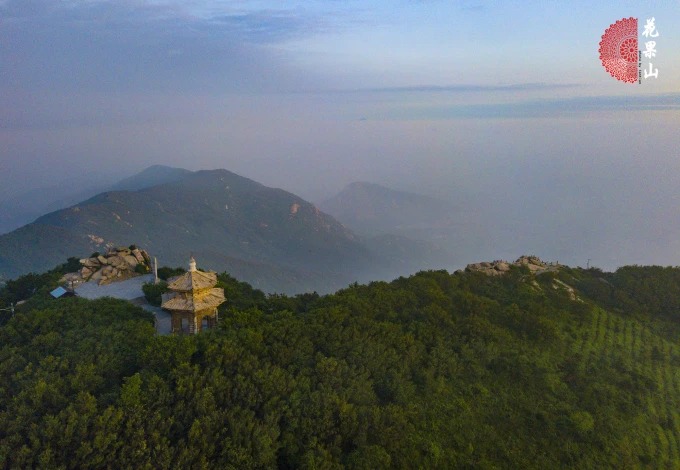 Blick auf den Huaguoshan, den Berg der „Reise nach Westen“ in Lianyungang