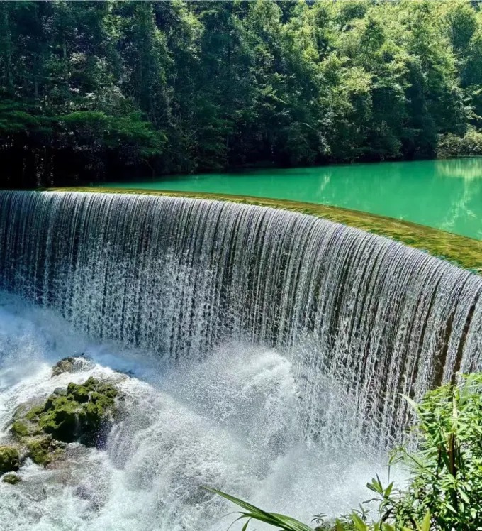 Malerisches Wasser und Wald im Gebiet Xiaoqikong in Libo