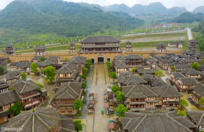 Arquitetura palaciana na Cidade Cinematográfica Qin-Han, em Duyun