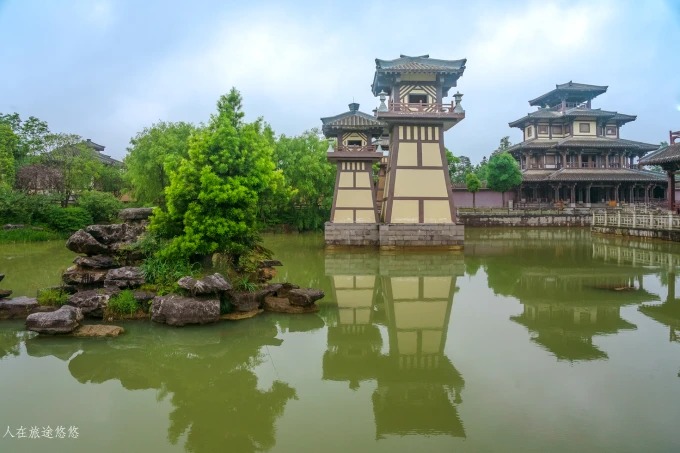 Telhados e pátio na Cidade Cinematográfica Qin-Han